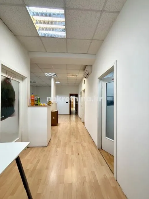 zakup – poslovni prostor (uredi / različite djelatnosti) 300 m² - slika 9