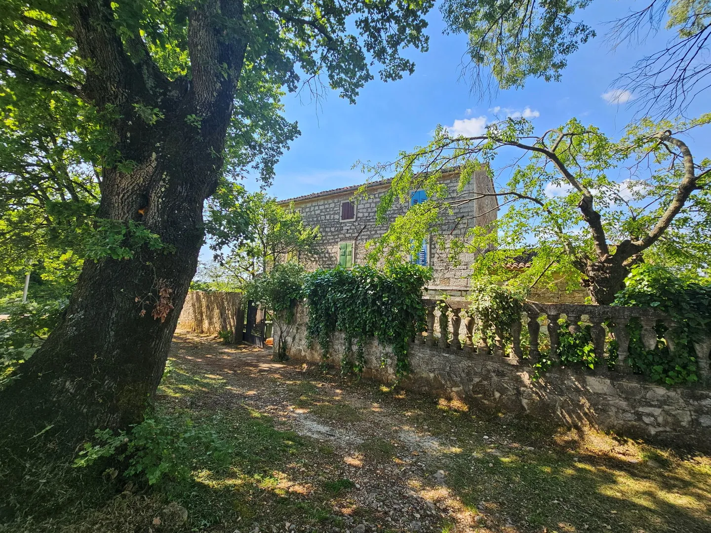 šarmantna istarska kamena kuća s otvorenim pogledom i velikim terenom - slika 10