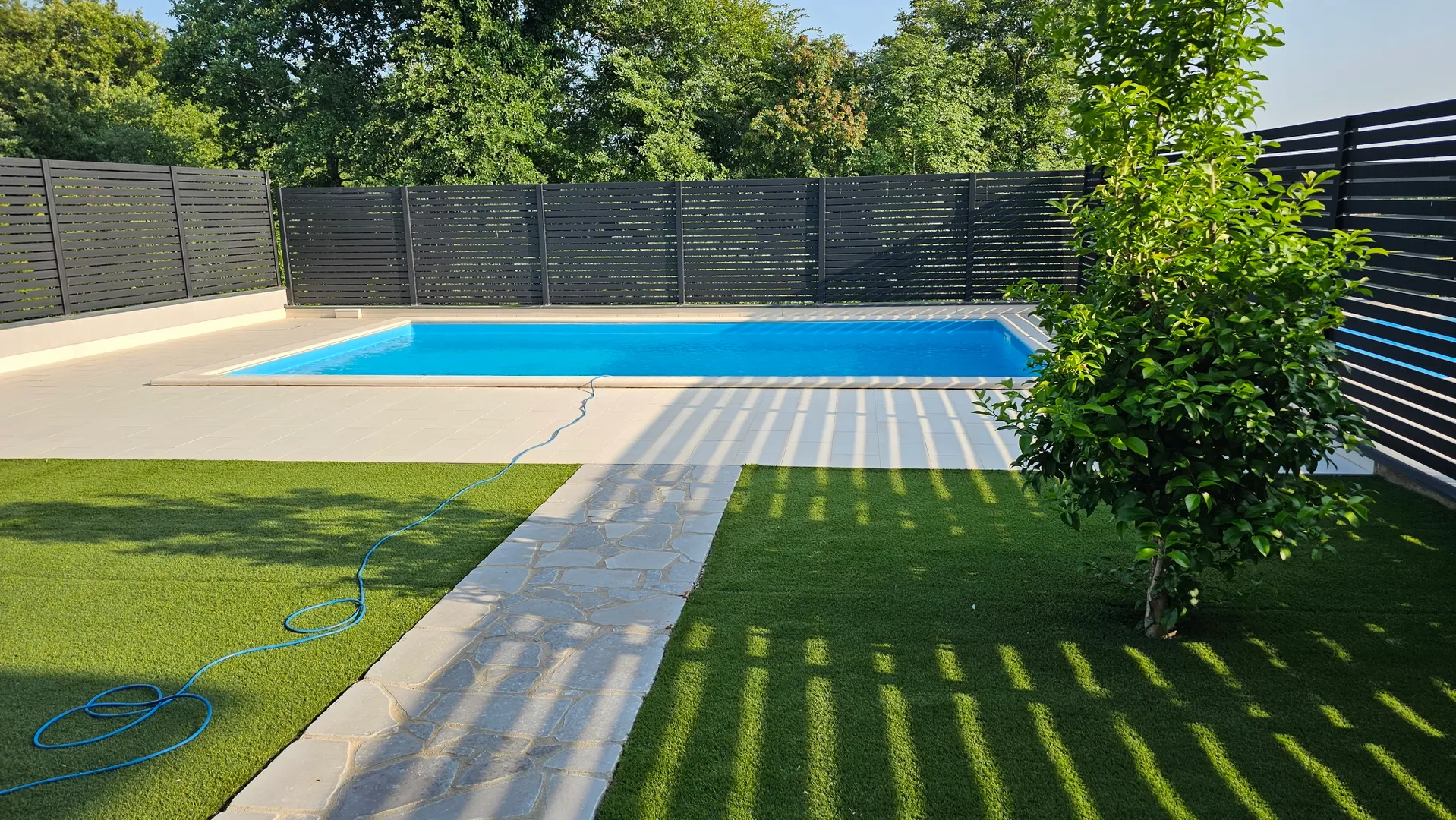 moderna dvojna kuća s bazenom blizu mora i plaže u okolici novigrada u istri - slika 2