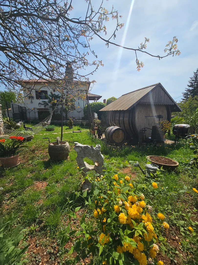 kamena kuća s velikim dvorištem kod buja u istri - slika 11