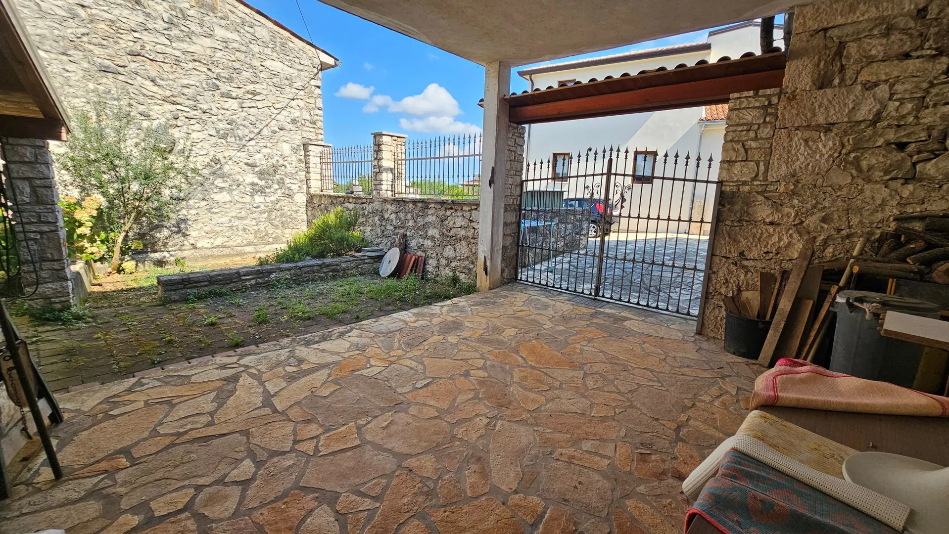 kamena istarska kuća s pogledom na more i dvorištem u brtonigli - slika 13