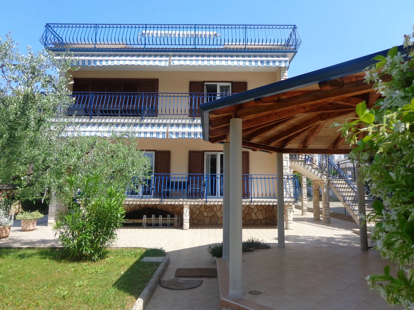 vila u prvome redu do mora - slika 14