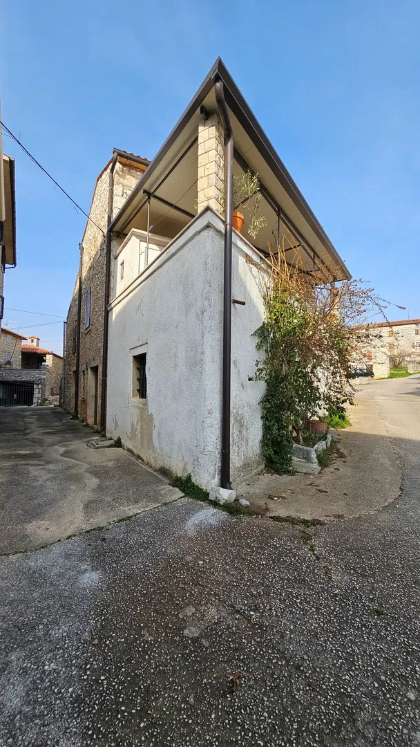 simpatična kamena istarska kuća u brtonigli - slika 15