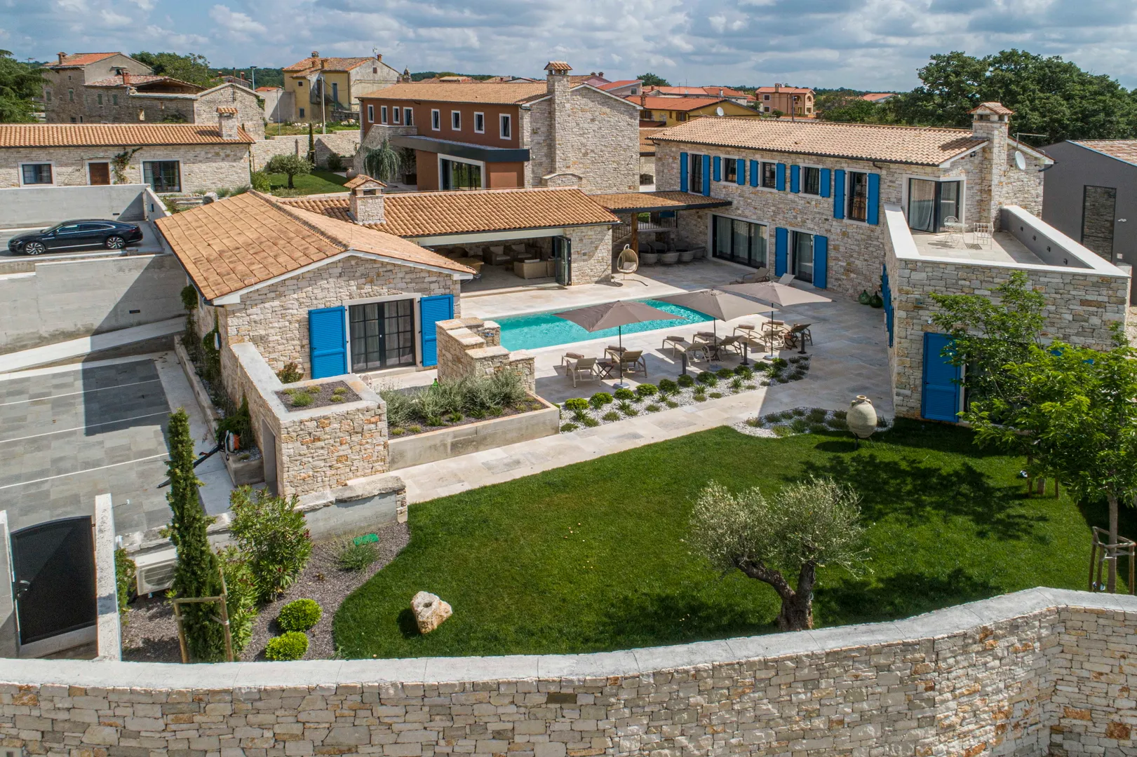 luksuzne vile s otvorenim pogledom na more , velikim dvorištem i dva bazena - slika 2