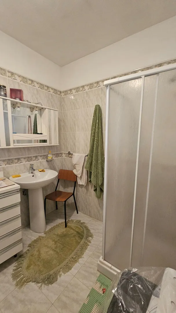 kamena istarska kuća s pogledom na more i dvorištem u brtonigli - slika 11