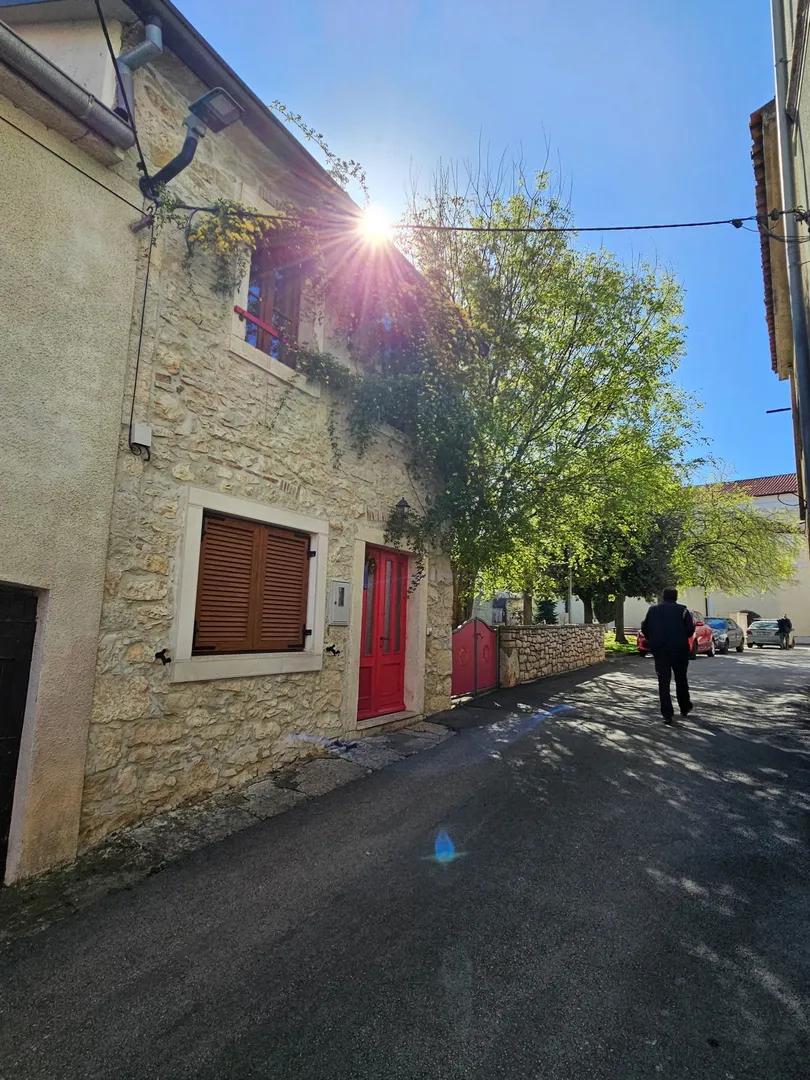 kamena istarska kuća s pogledom na more i dvorištem u brtonigli - slika 18