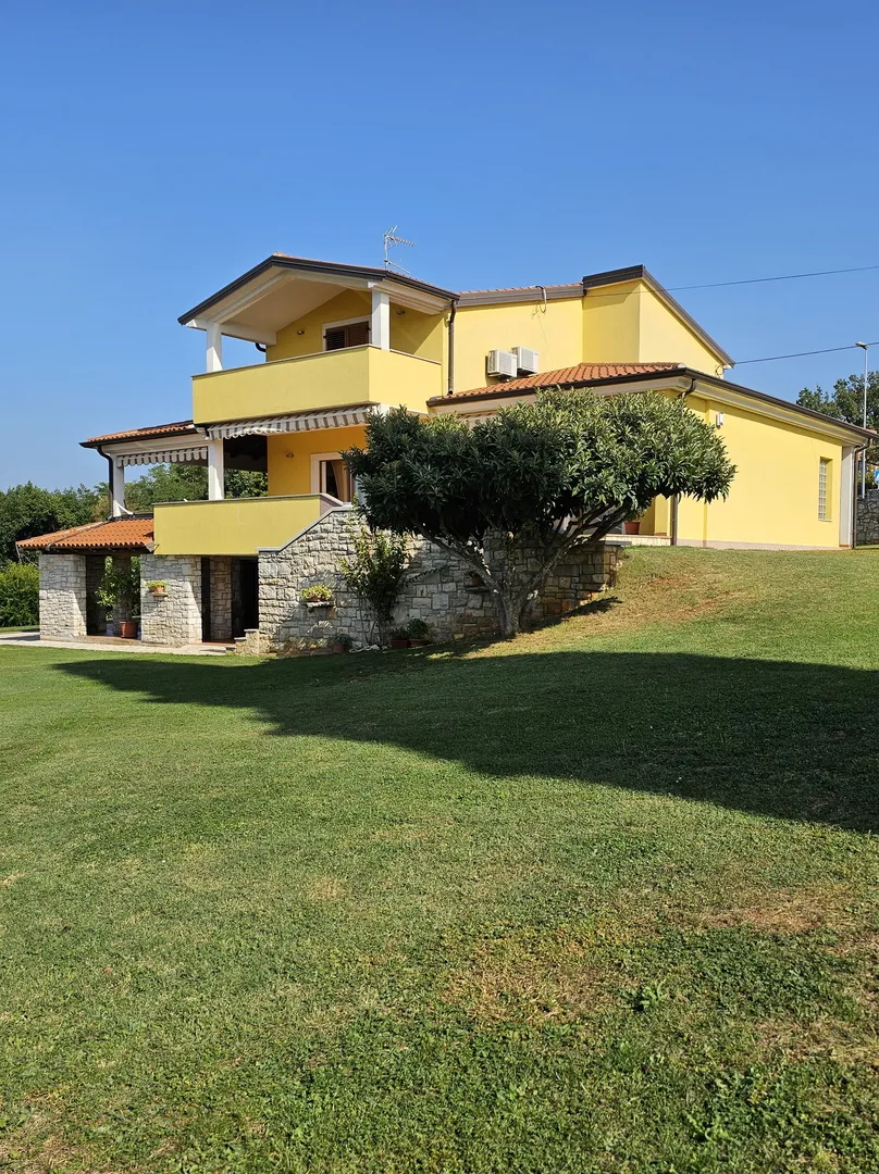 vila s otvorenim pogledom na more i zelenilo u okolici buja - slika 2