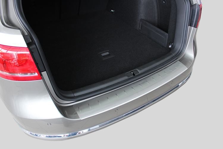 zaštitna-ukrasna lajsna zadnjeg branika za vw passat b7- top izgled - slika 4
