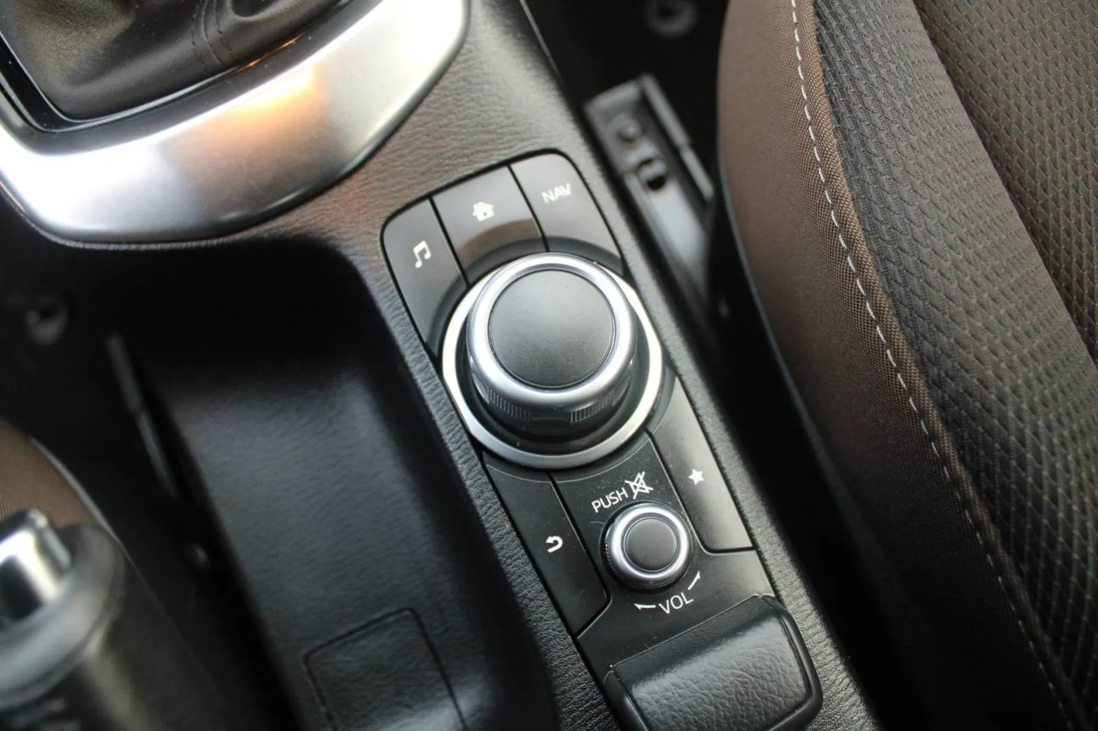 mazda 2 1.5 skyactiv g90 - slika 12
